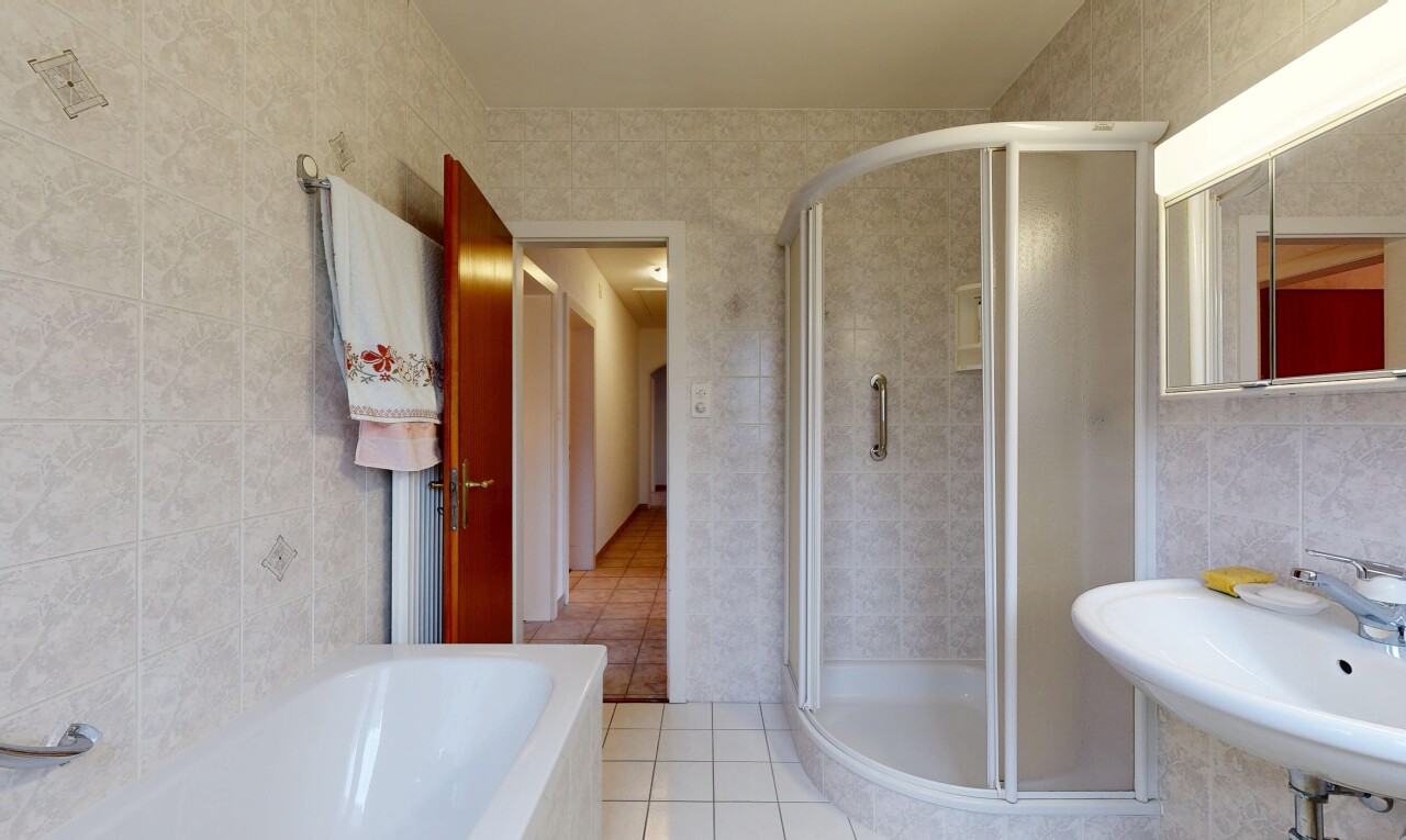 salle de bains avec tile wall, mur en carrelage, salle de bain complète, douche, et inside property