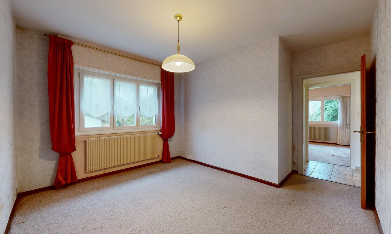 pièce vide avec radiateur, carpet, moquette, natural light, et lumière naturelle