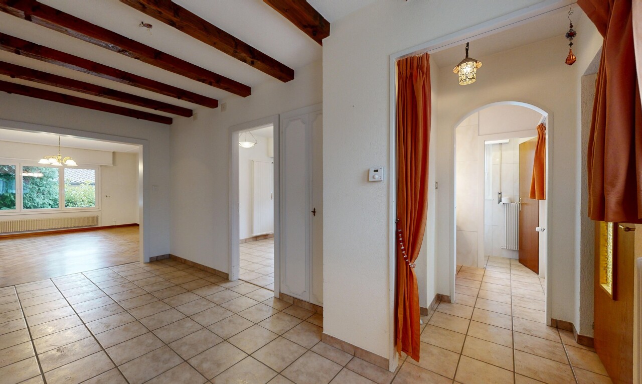 couloir avec lustre remarquable, inside property, plafond à poutres, beamed ceiling, et lumière naturelle
