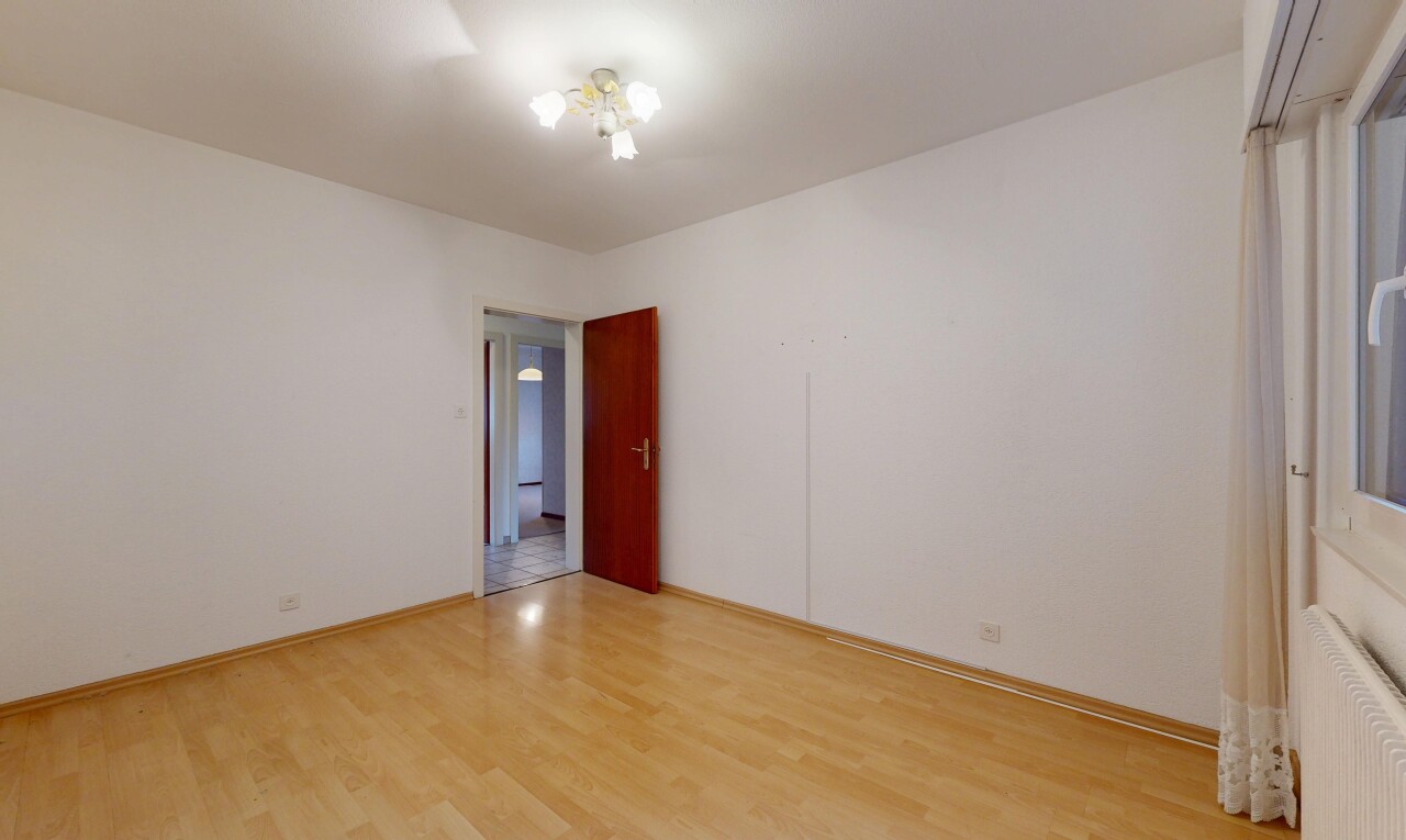 pièce vide avec sol en finition bois, wood finish floor, cloison sèche, drywall, et inside property