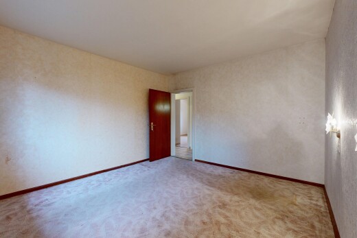 pièce vide avec moquette, carpet, inside property, plinthes murales, et baseboards wall