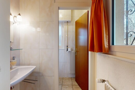 salle de bains avec radiateur, évier, inside property, sol en carrelage, et tile floor