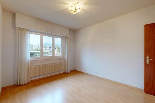 pièce vide avec radiateur, sol en finition bois, wood finish floor, cloison sèche, et drywall