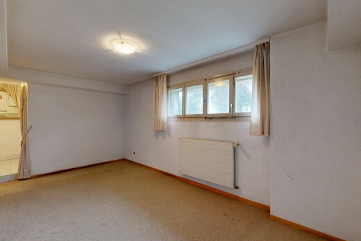 pièce vide avec radiateur, lumière naturelle, natural light, cloison sèche, et drywall