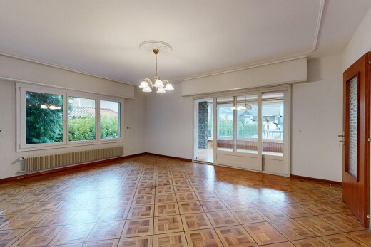 pièce vide avec radiateur, lustre remarquable, inside property, drywall, et cloison sèche