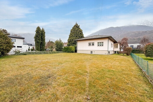 façade avec pelouse, day time, property visible, clôture, et mountain view
