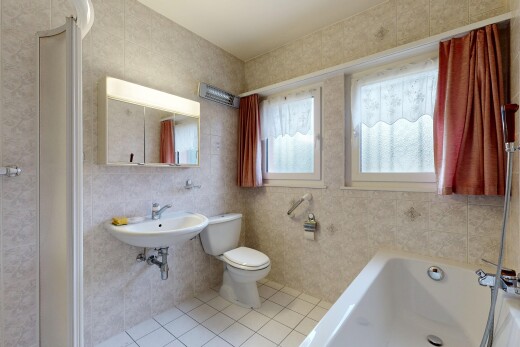 salle de bains avec salle de bain complète, toilette, bain, miroir, et inside property