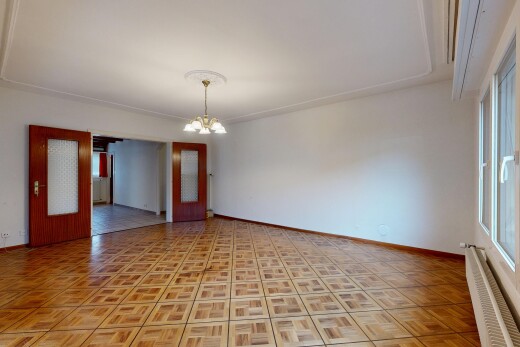 pièce vide avec inside property, lustre remarquable, cloison sèche, drywall, et plinthes murales