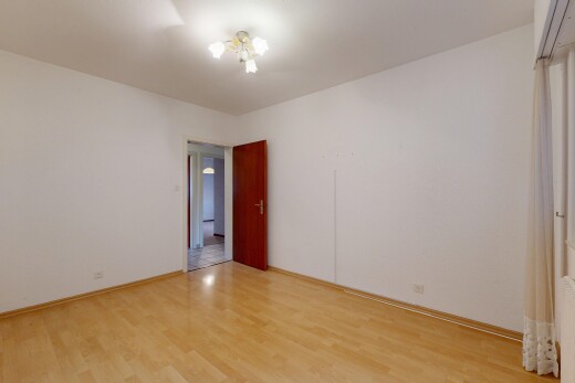 pièce vide avec sol en finition bois, wood finish floor, cloison sèche, drywall, et inside property