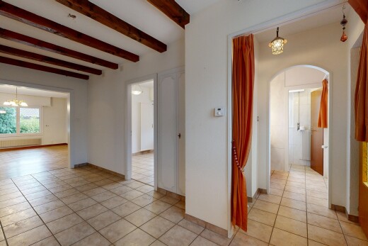 couloir avec lustre remarquable, inside property, plafond à poutres, beamed ceiling, et lumière naturelle
