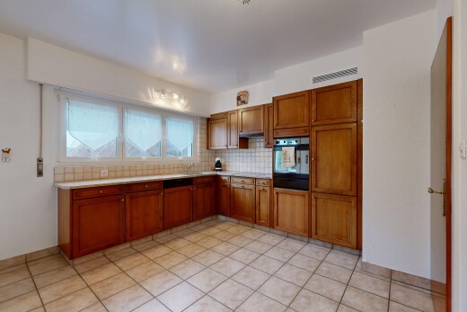 cuisine avec medium brown cabinets, armoires marron moyen, shaker cabinets, armoires de style shaker, et light countertops