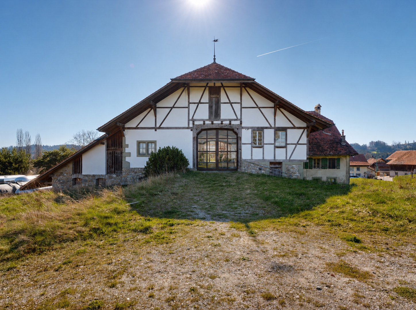 façade avec grange, day time, property visible, structure extérieure, et bardage en stuc