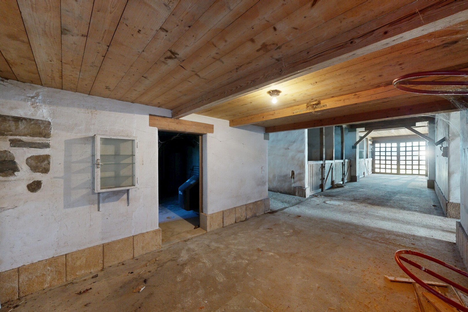espace intérieur avec inside property, wood ceiling, concrete floor, et unfinished concrete floor