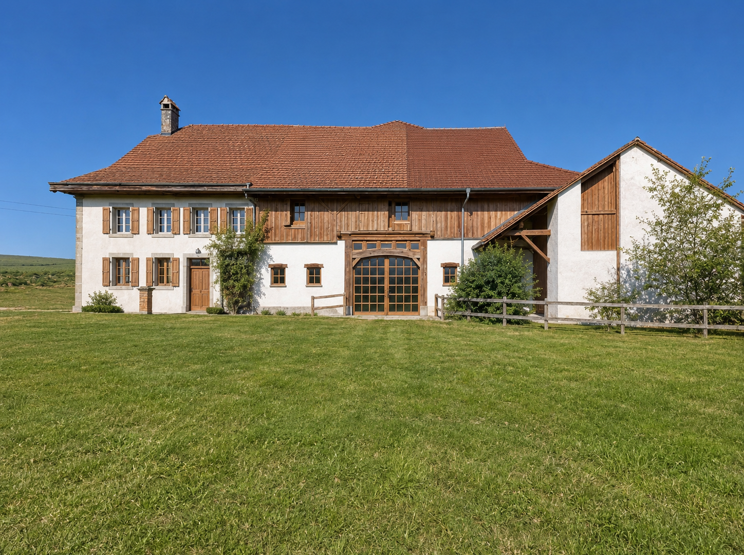 façade avec property visible, day time, cheminée, et pelouse