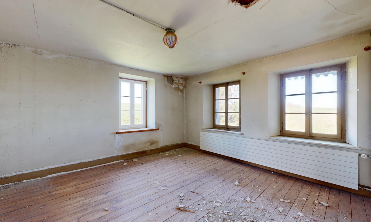 pièce vide avec hardwood floor, wood finish floor, sol en finition bois, inside property, et natural light