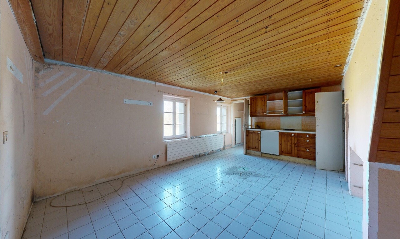 pièce vide avec plafond en bois, wood ceiling, light floor, inside property, et cloison sèche