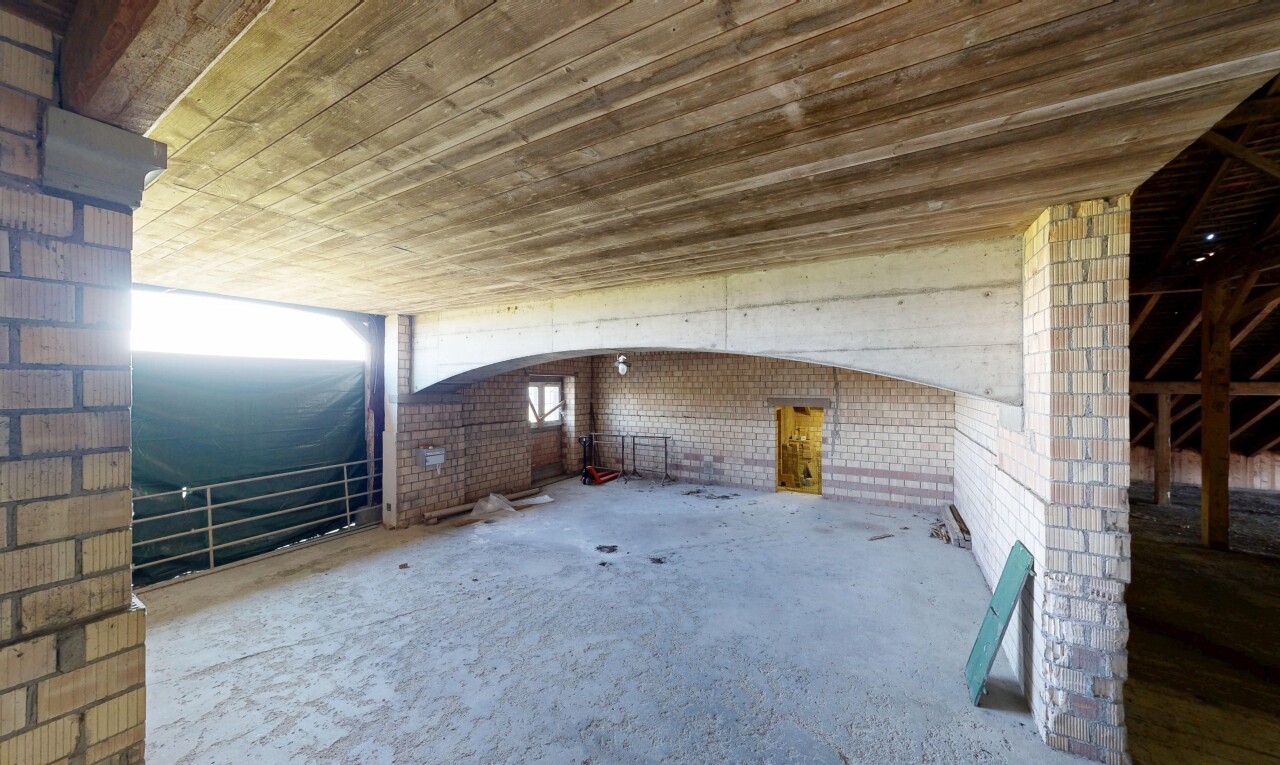 pièce vide avec inside property, concrete floor, sol en béton, brick wall, et mur en brique