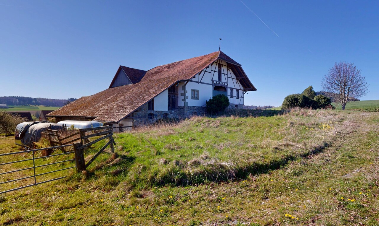 façade avec grange, clôture, day time, property visible, et structure extérieure