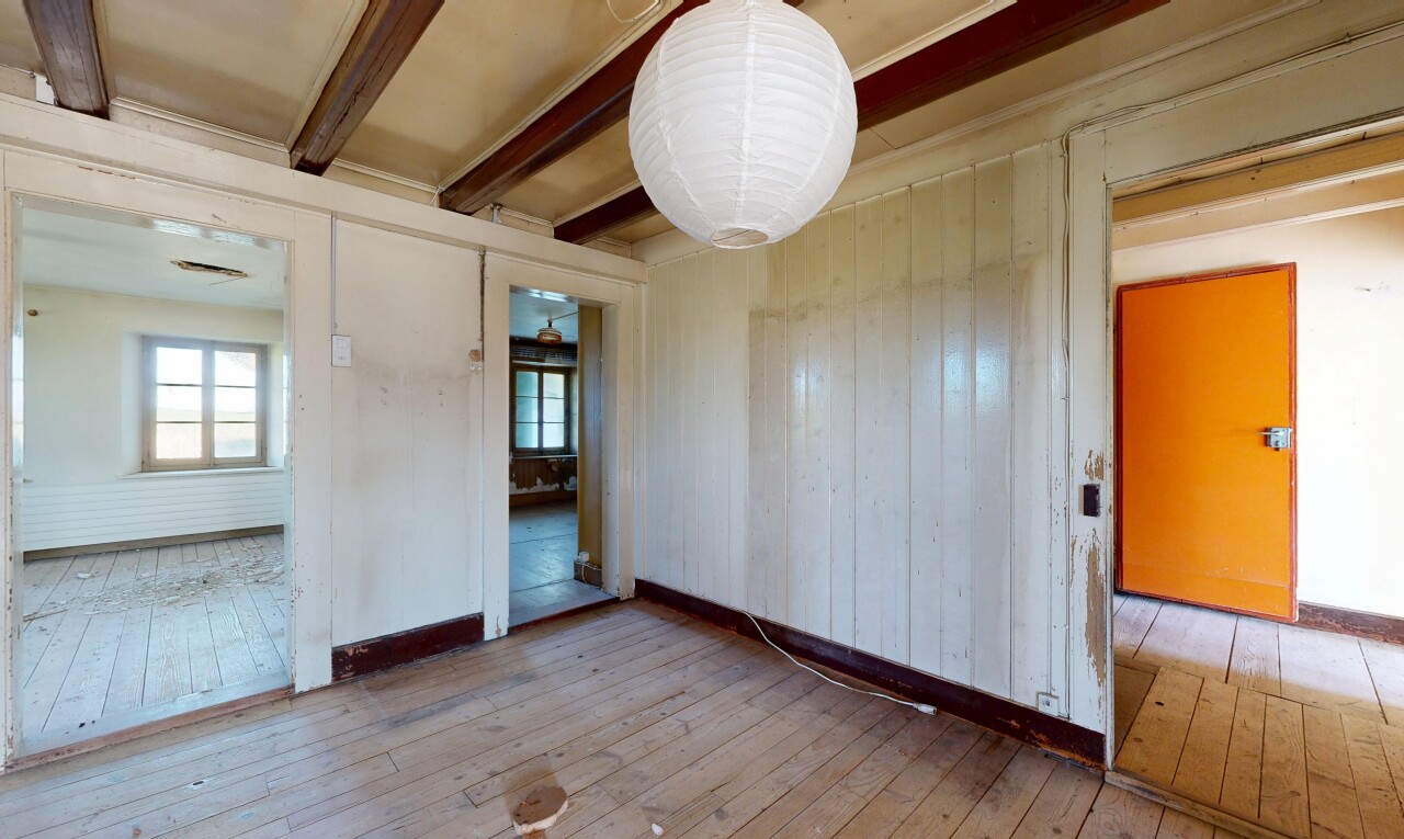 pièce vide avec hardwood floor, sol en finition bois, wood finish floor, mur en bois, et wood wall