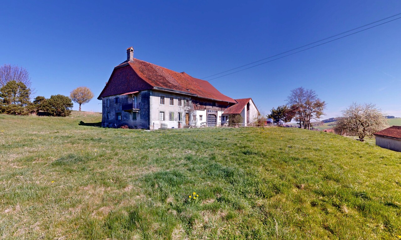 façade avec grange, pelouse, structure extérieure, day time, et property visible