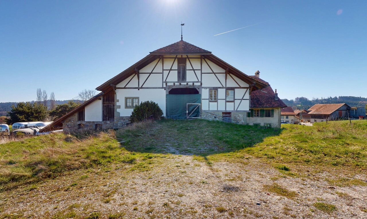 façade avec grange, day time, property visible, structure extérieure, et bardage en stuc