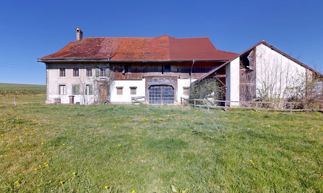 façade avec property visible, day time, cheminée, et pelouse