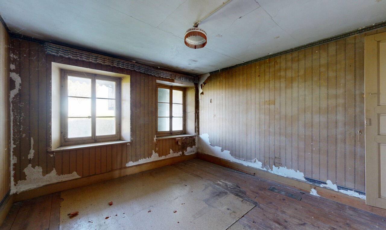 pièce vide avec wood wall, mur en bois, natural light, lumière naturelle, et inside property