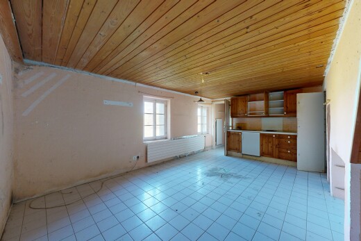 pièce vide avec plafond en bois, wood ceiling, light floor, inside property, et cloison sèche