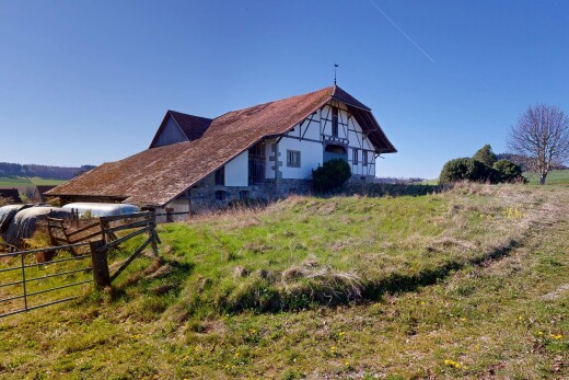 façade avec grange, clôture, day time, property visible, et structure extérieure
