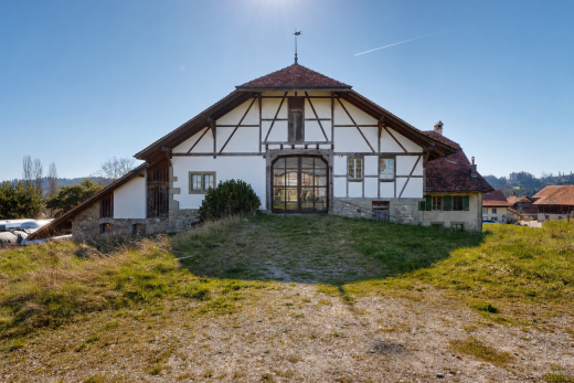 façade avec grange, day time, property visible, structure extérieure, et bardage en stuc