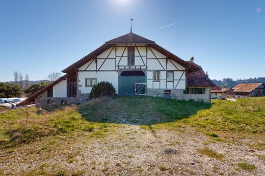 façade avec grange, day time, property visible, structure extérieure, et bardage en stuc