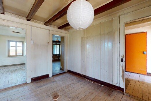 pièce vide avec hardwood floor, sol en finition bois, wood finish floor, mur en bois, et wood wall