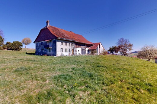 façade avec grange, pelouse, structure extérieure, day time, et property visible