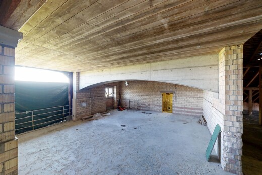 pièce vide avec inside property, concrete floor, sol en béton, brick wall, et mur en brique