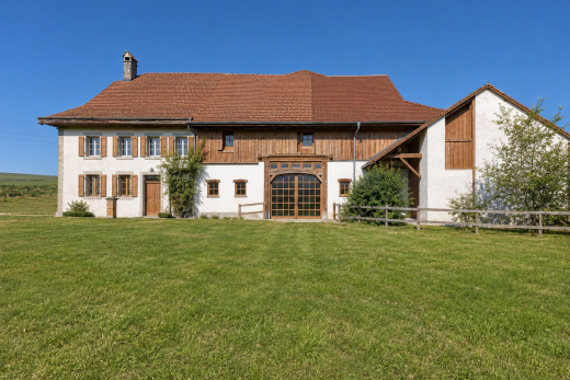 façade avec property visible, day time, cheminée, et pelouse