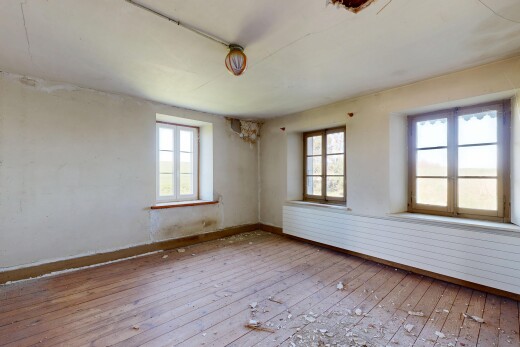 pièce vide avec hardwood floor, wood finish floor, sol en finition bois, inside property, et natural light