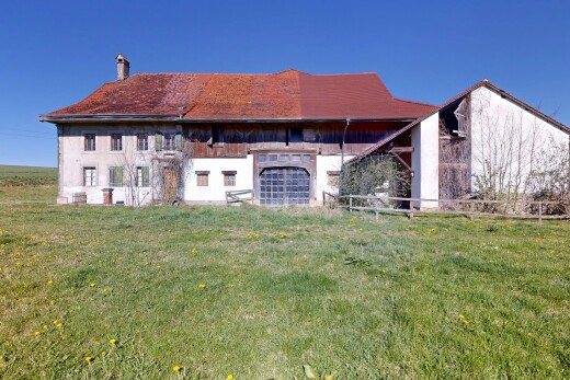 façade avec property visible, day time, cheminée, et pelouse