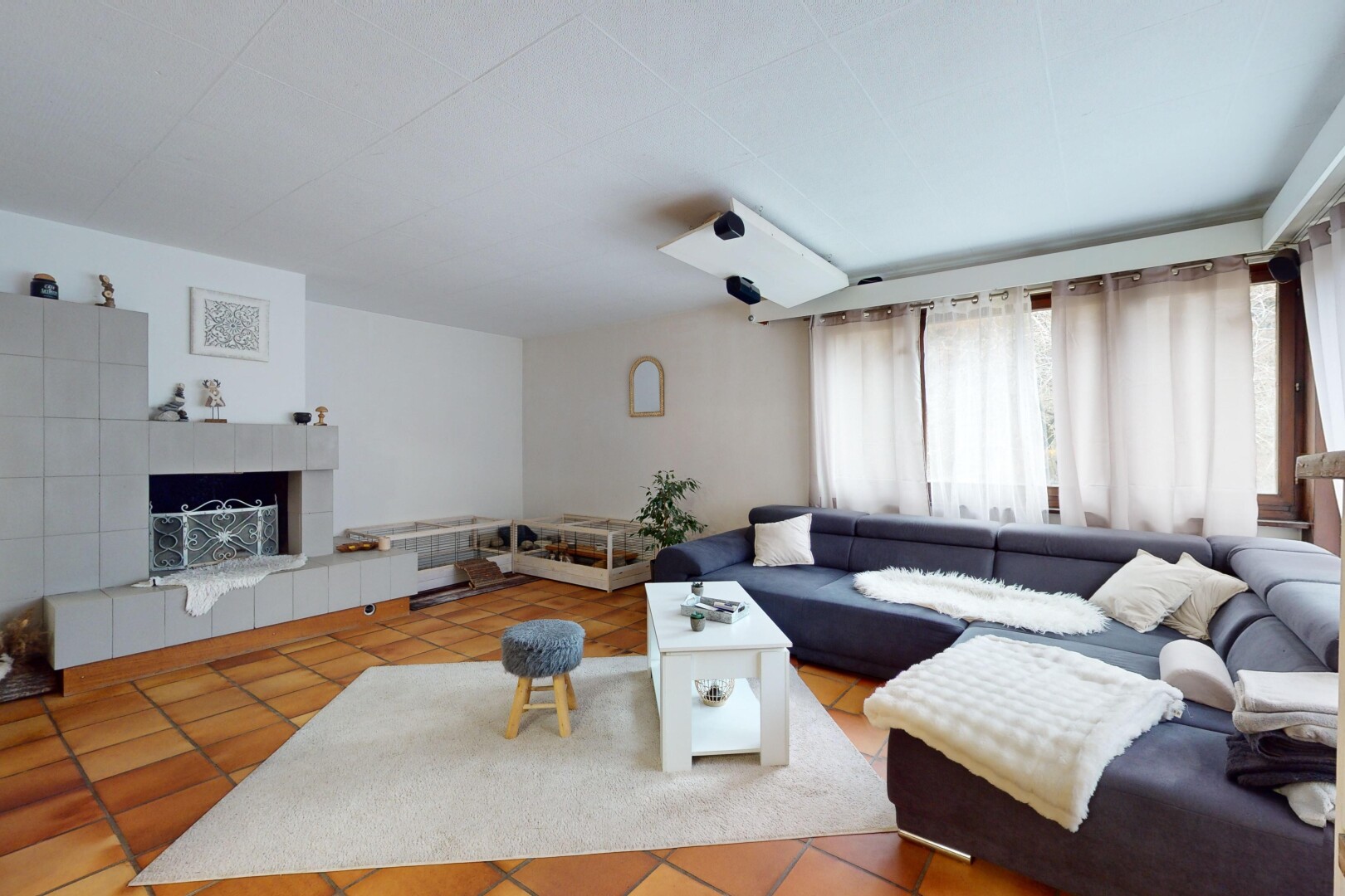 wohnzimmer mit fliesenboden, kamin, und natürliches licht