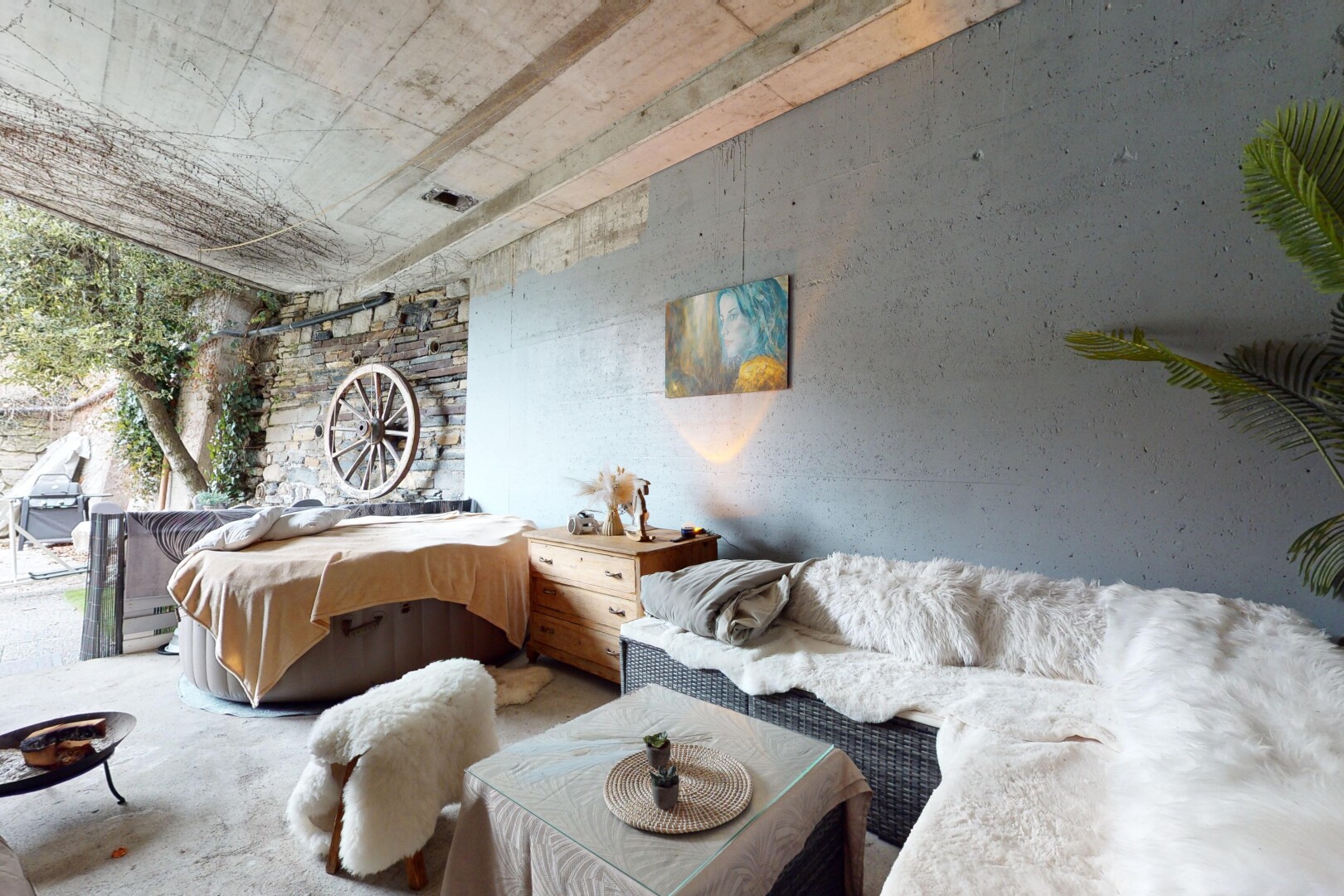 wohnzimmer mit lüftungsgitter, betonmauer, betondecke, und natürliches licht