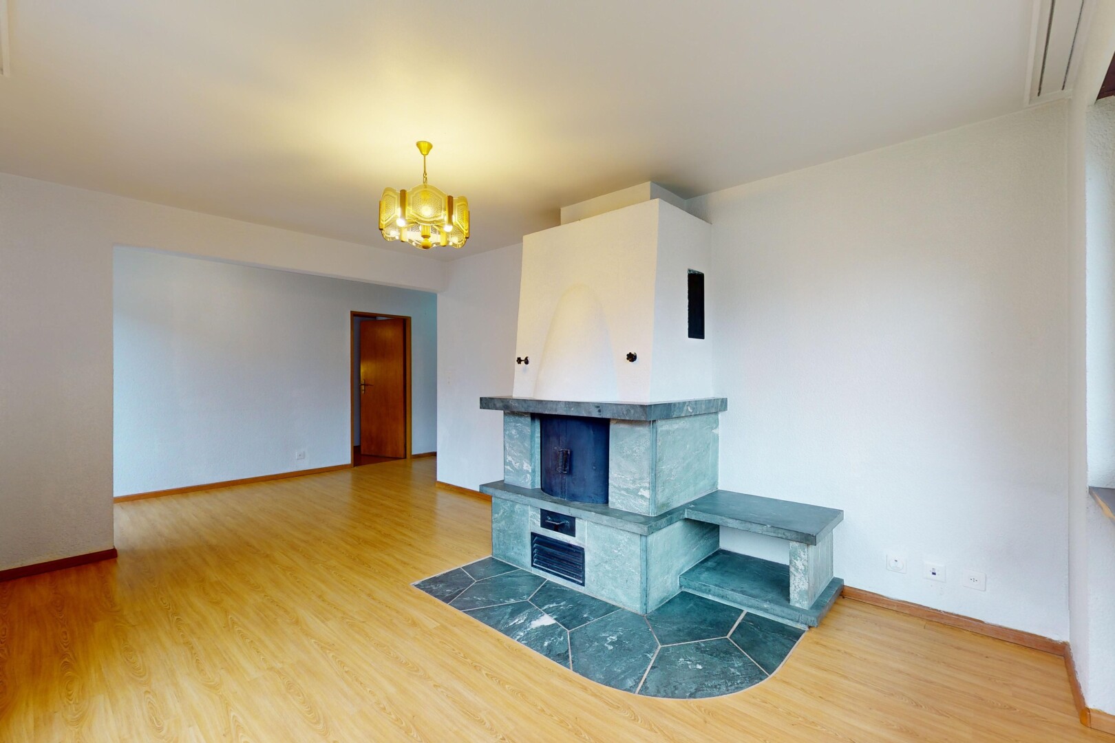 wohnzimmer mit parkettboden und bemerkenswerter kronleuchter