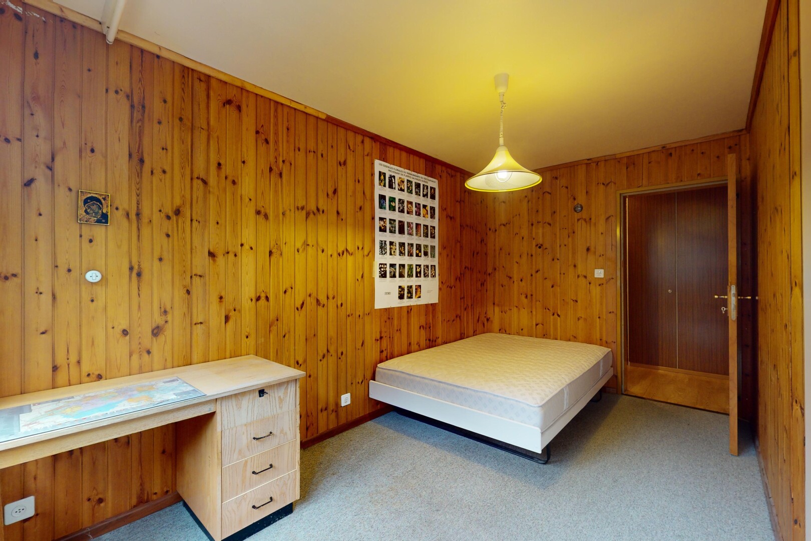 zimmer / schlafzimmer mit teppich und holzwand