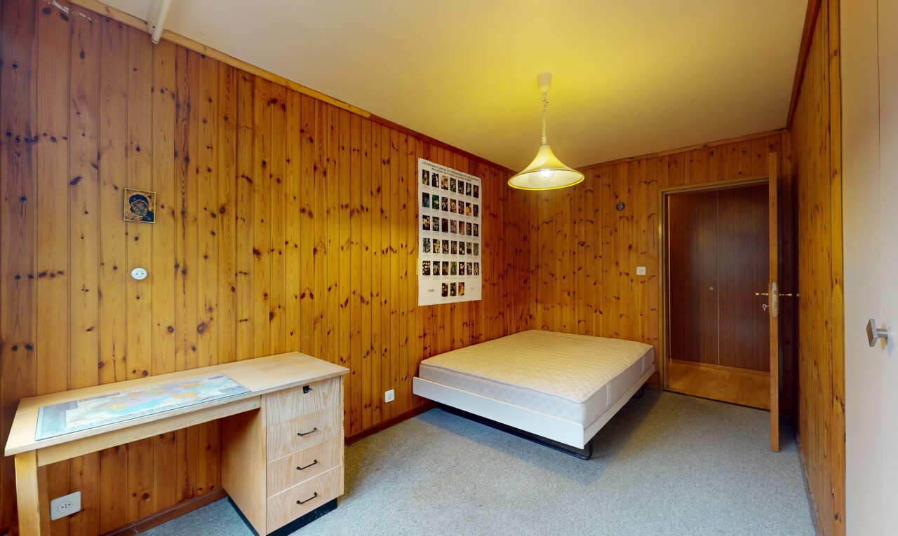 zimmer / schlafzimmer mit teppich und holzwand