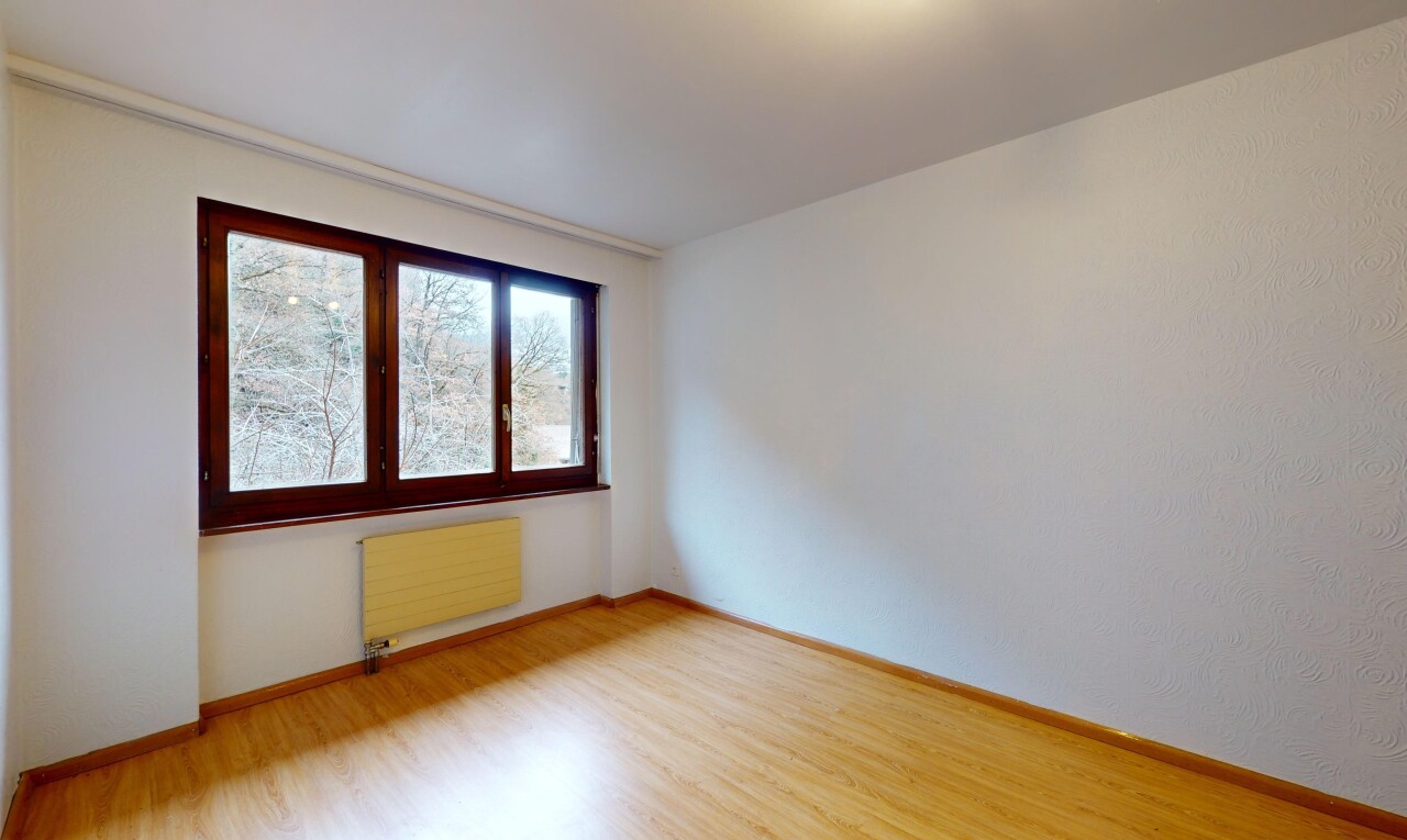 leerer raum mit kühler, natürliches licht, und parkettboden