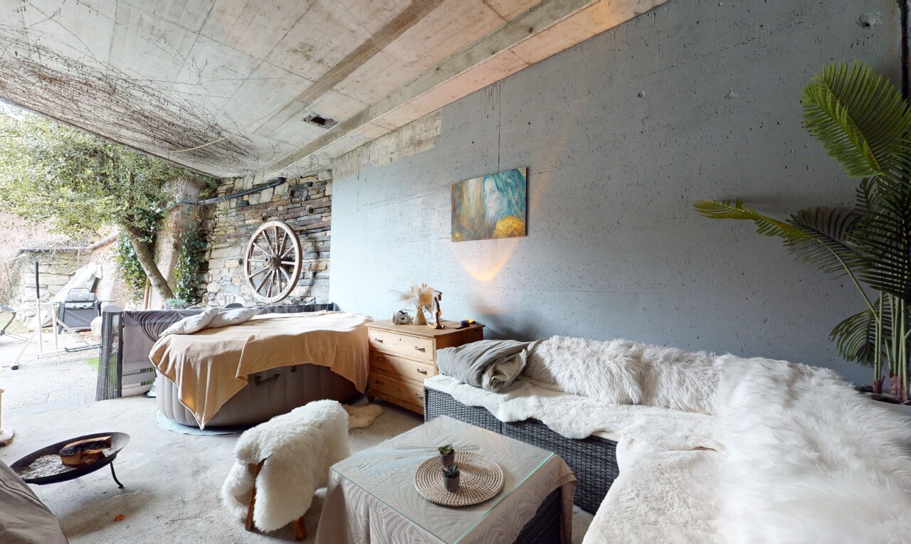 wohnzimmer mit lüftungsgitter, betonmauer, betondecke, und natürliches licht