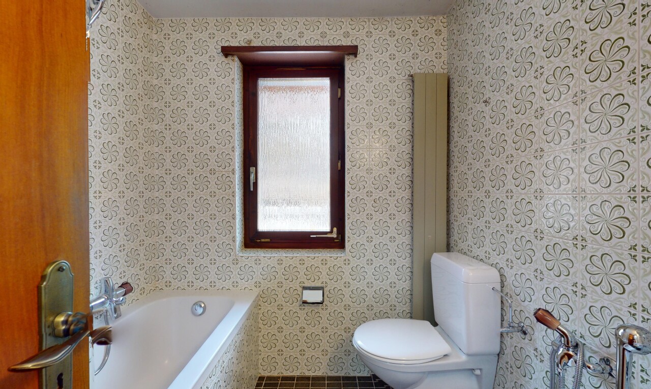 bad mit fliesenboden, bad, natürliches licht, und toilette