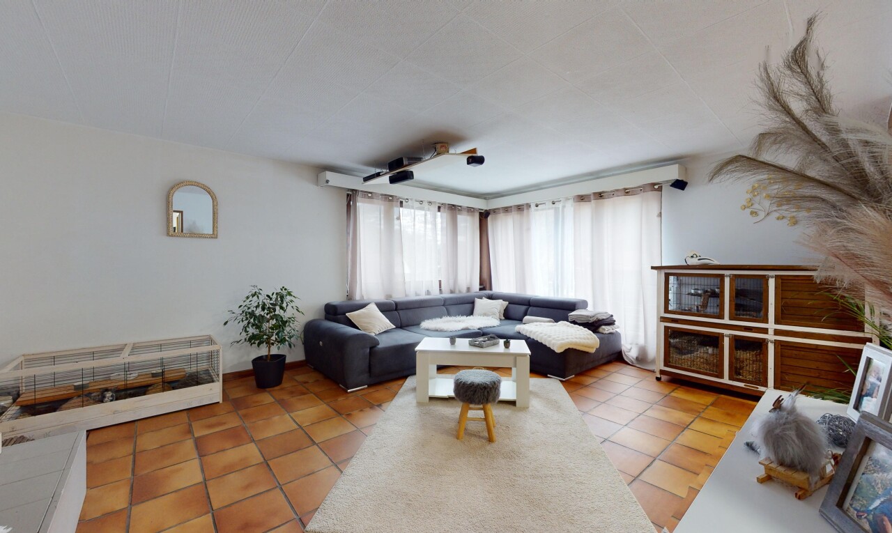 wohnzimmer mit fliesenboden und natürliches licht