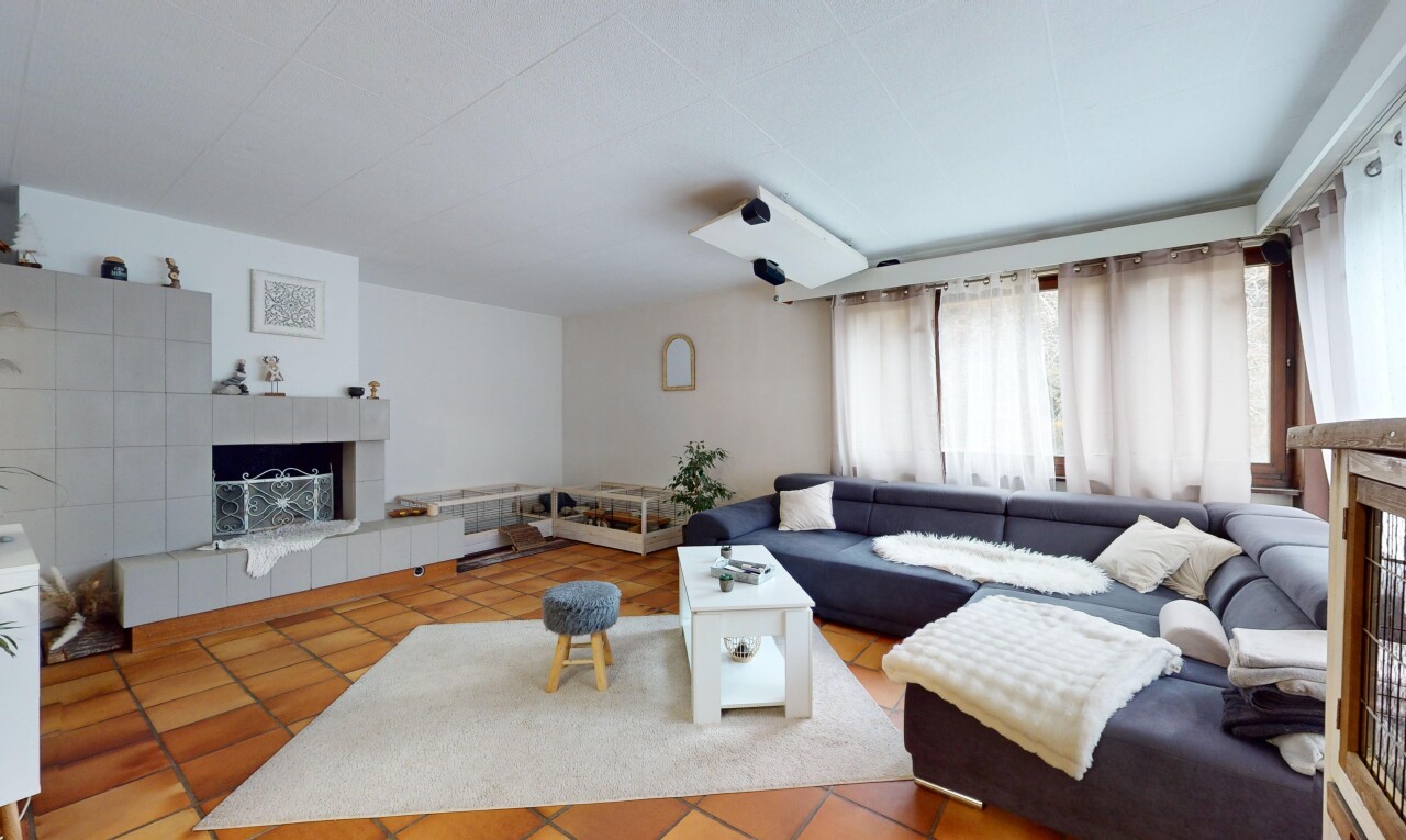 wohnzimmer mit fliesenboden, kamin, und natürliches licht