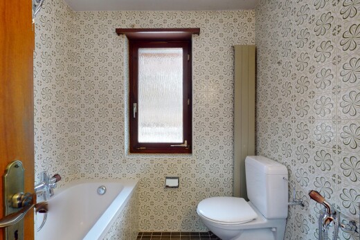 bad mit fliesenboden, bad, natürliches licht, und toilette