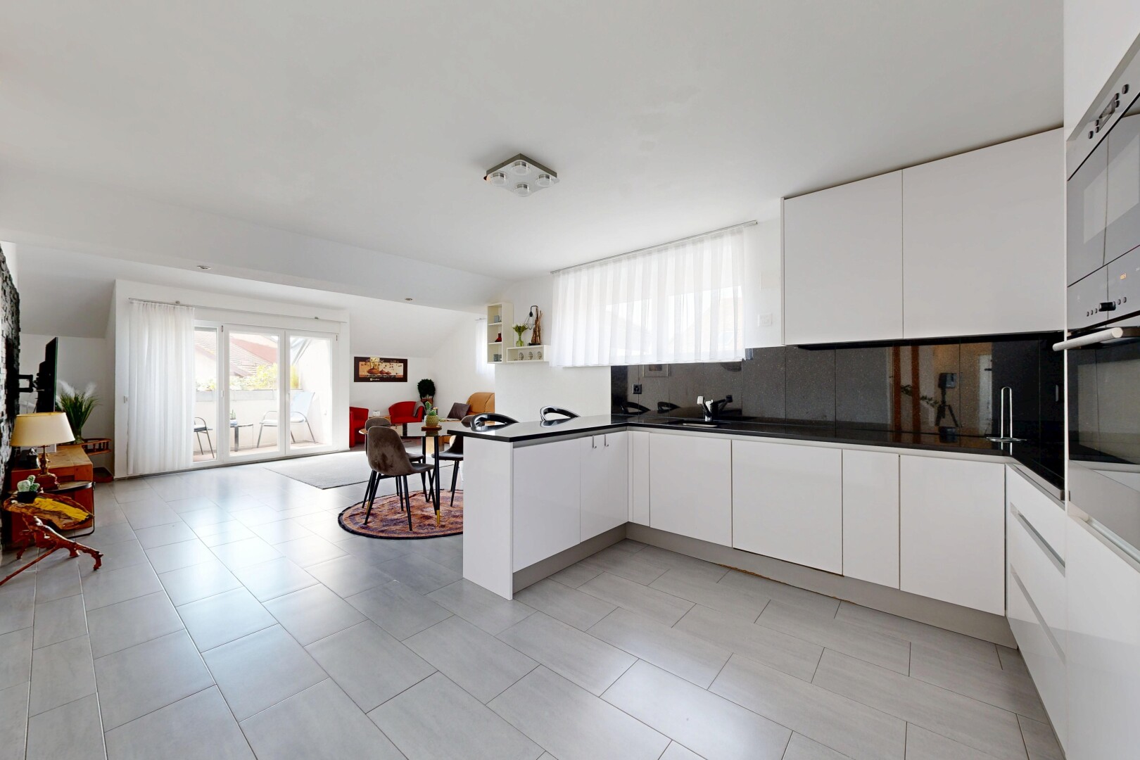 cuisine avec armoires à panneau plat, flat panel cabinets, armoires blanches, white cabinets, et inside property