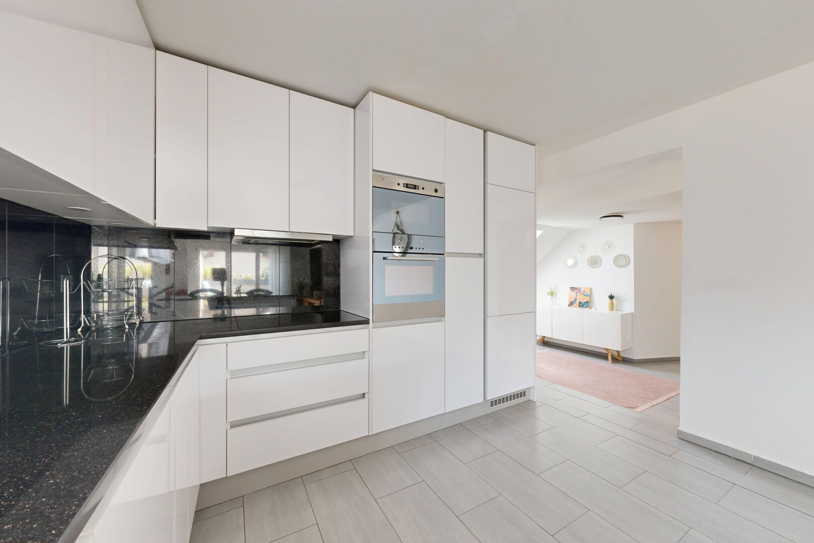 cuisine avec light floor, armoires blanches, armoires à panneau plat, white cabinets, et flat panel cabinets